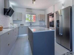 Four, plaque de cuisson, lave-vaisselle, tables à manger