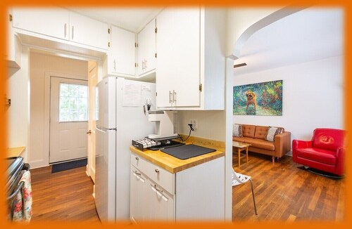 Clean, Quiet Medical & Work Stay · Fenced Yard, Pets Welcome