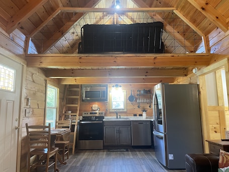冷蔵庫、電子レンジ、オーブン、コンロ. The Stillhouse Cabin, mins from Red River Gorge