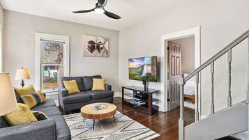 House, Multiple Beds, Patio, Garden View (216 W. Myrtle St.) | Living area | 40-inch TV with digital channels