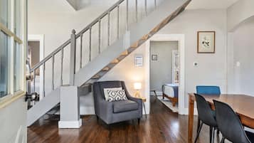 House, Multiple Beds, Patio, Garden View (216 W. Myrtle St.) | Living area | 40-inch TV with digital channels