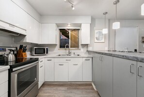 Condo, Multiple Beds, Patio, Garden View (220 Peterson St Unit 1) | Private kitchen