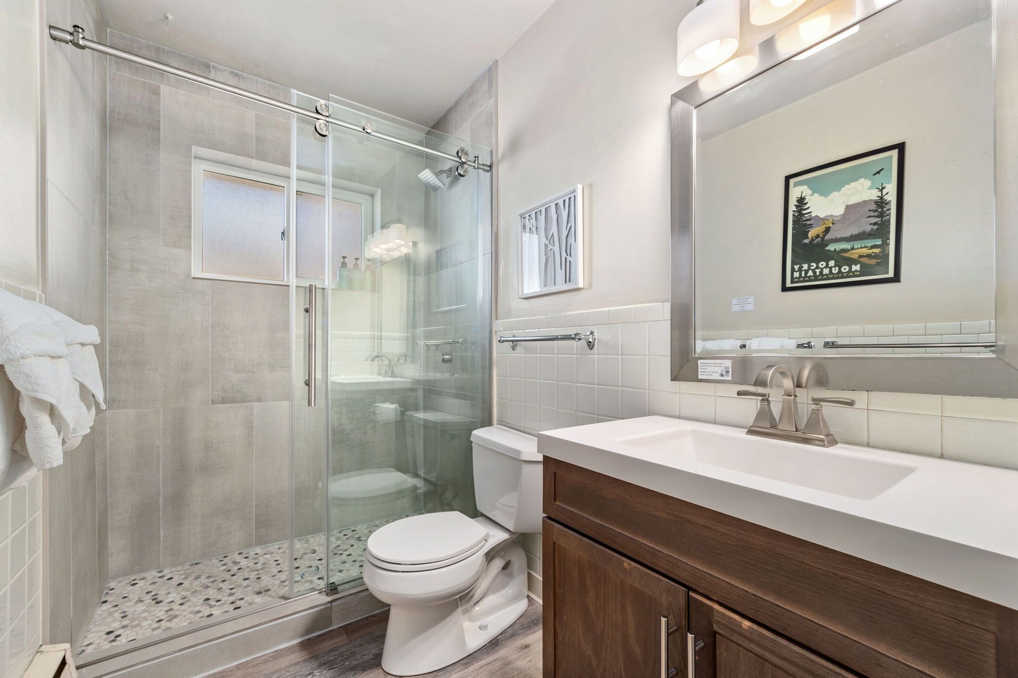Appart'hôtel, plusieurs lits, patio, vue jardin (220 Peterson St Unit 1) | Salle de bain