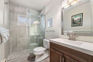 Bathroom - Caviar Suite, Moody Retreat by Old Town Square (Fort Collins)