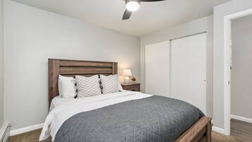 Appartamento, letti multipli, patio, vista giardino (220 Peterson St Unit 1) | 2 camere, con stile personalizzato, con arredamento individuale