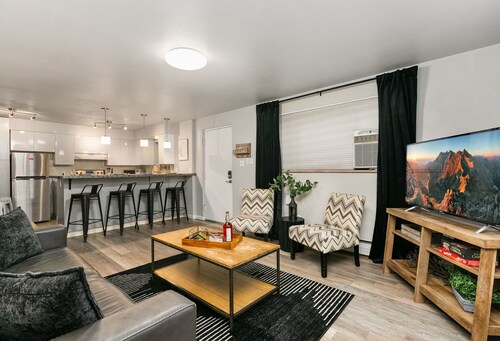 Caviar Suite, Moody Retreat by Old Town Square