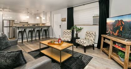 Caviar Suite, Moody Retreat by Old Town Square