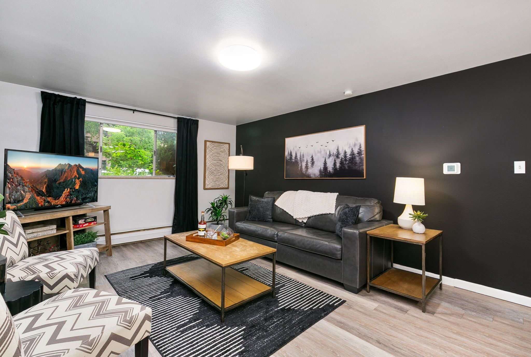 Condo, varias camas, patio, vista al jardín (220 Peterson St Unit 1) | Área de sala de estar | Televisión de pantalla plana de 50 pulgadas con canales digitales 