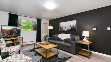 Apartment, Mehrere Betten, Terrasse, Gartenblick (220 Peterson St Unit 1) | Wohnbereich | 50-Zoll-Flachbildfernseher mit Digitalempfang