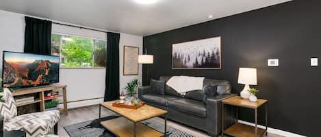 Condo, varias camas, patio, vista al jardín (220 Peterson St Unit 1) | Área de sala de estar | Televisión de pantalla plana de 50 pulgadas con canales digitales