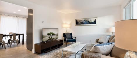 Casa de ciudad, varias camas, patio, vista al jardín (1751 E 16th St. Loveland) | Área de sala de estar | Televisión de pantalla plana de 50 pulgadas con canales digitales