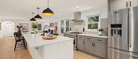 Huis, Meerdere bedden, terras, uitzicht op tuin (312 Locust St.) | Privékeuken | Een koelkast, een microgolfoven, een oven, een kookplaat