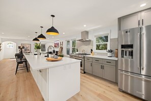 Casa, varias camas, patio, vista al jardín (312 Locust St.) | Cocina privada | Refrigerador, microondas, horno y parrilla de estufa