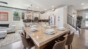 Casa, letti multipli, patio, vista giardino (750 Jerome St. (Unit 1)*) | Interni