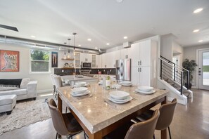 Ferienhaus, Mehrere Betten, Terrasse, Gartenblick (750 Jerome St. (Unit 1)*) | Innenbereich