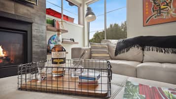 Casa, varias camas, patio, vistas al jardín (750 Jerome St. (Unit 1)*) | Zona de estar | Televisión de 40 pulgadas con canales digitales, una chimenea