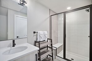 Huis, Meerdere bedden, terras, uitzicht op tuin (750 Jerome St. (Unit 1)*) | Badkamer | Designer toiletartikelen, handdoeken