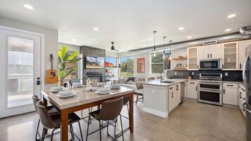 Ferienhaus, Mehrere Betten, Terrasse, Gartenblick (750 Jerome St. (Unit 1)*) | Eigene Küche | Kühlschrank, Mikrowelle, Ofen, Herdplatte