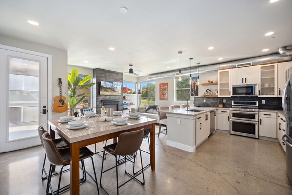 Ferienhaus, Mehrere Betten, Terrasse, Gartenblick (750 Jerome St. (Unit 1)*) | Eigene Küche