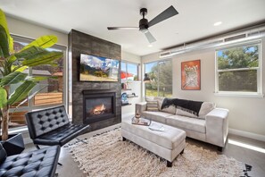 Ferienhaus, Mehrere Betten, Terrasse, Gartenblick (750 Jerome St. (Unit 1)*) | Wohnbereich