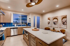 Casa, varias camas, patio, vistas al jardín (908 Jerome St. (Unit 4)*) | Cocina privada | Frigorífico, microondas, horno y placa de cocina