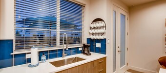 Elegant Townhome Near Old Town, Breweries and River!