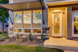 Exterior - Elegant Townhome Near Old Town, Breweries and River! (Fort Collins)