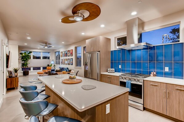 Casa, varias camas, patio, vistas al jardín (908 Jerome St. (Unit 4)*) | Cocina privada | Frigorífico, microondas, horno y placa de cocina