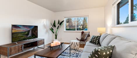 公寓客房, 多張床, 廚房, 花園景觀 (1020 Garfield St. (Suite 3)) | 起居區 | 40-吋電視,提供數位頻道