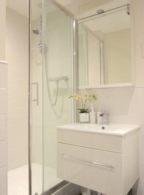 Studio, 1 Queen Bed | Bathroom | Shower, towels - Modern and Cosy Studio Flat in West London (London)