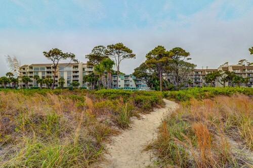 Relaxing ocean-view condo with on-site pool, private balcony & central AC