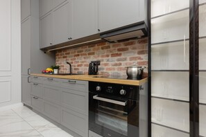 Apartamento, 2 quartos, cozinha | Cozinha privada | Lava-louças, talheres/pratos/utensílios de cozinha