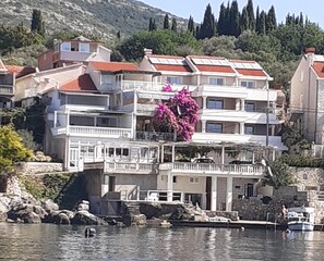 Huoneisto (Two Bedroom Apartment with Balcony an) | Ulkopuoli