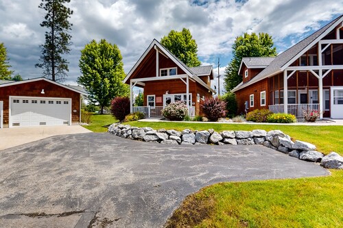 Cute, dog-friendly cabin with a large patio & fireplace - walk to river beach