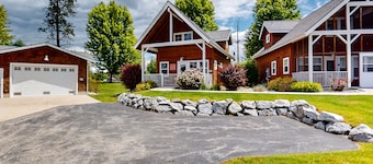 Cute, dog-friendly cabin with a large patio & fireplace - walk to river beach