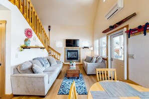 Een televisie en een open haard