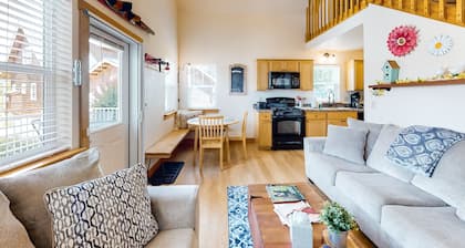 Cute, dog-friendly cabin with a large patio & fireplace - walk to river beach