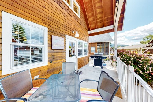 Cute, dog-friendly cabin with a large patio & fireplace - walk to river beach