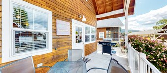 Cute, dog-friendly cabin with a large patio & fireplace - walk to river beach