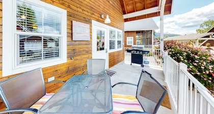 Cute, dog-friendly cabin with a large patio & fireplace - walk to river beach