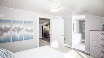 Apartment, Multiple Beds, Kitchen, Garden View (1536 10th Ave - Upper) | 3 bedrooms, free WiFi