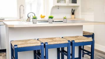 Huoneisto, useita sänkyjä, keittiö, näköala puutarhaan (1536 10th Ave - Upper) | Yksityinen keittiö | Jääkaappi, mikroaaltouuni, uuni, liesi