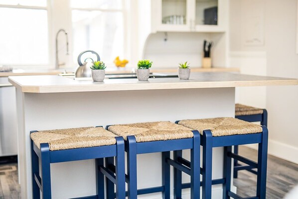 Lägenhet - flera sängar - kök - utsikt mot trädgården (1536 10th Ave - Upper) | Eget kök | Kylskåp, mikrovågsugn, ugn och spishäll