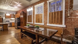 하우스, 침대(여러 개), 주방, 정원 전망 (262 Old FireHouse Alley) | 전용 주방