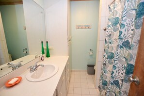 Dusche, Handtücher, Toilettenpapier