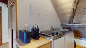 Frigorífic, microones, cafetera i tetera i bullidora elèctrica 