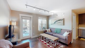 2 bedrooms, internet, bed sheets