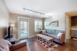 2 bedrooms, internet, bed sheets - Comfortable condo with sweeping mountain views, private balcony, & washer/dryer (Crested Butte)