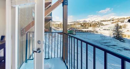 Comfortable condo with sweeping mountain views, private balcony, & washer/dryer