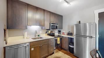 Réfrigérateur, micro-ondes, four, plaque de cuisson